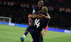 Ousmane Dembélé, auteur d'un doublé, dans les bras de Désiré Doué lors de la victoire 5-4 contre le Bayern Munich lors de la demi-finale aller de Ligue des champions, le 28 avril 2026 au Parc des Princes ( AFP / ALAIN JOCARD )