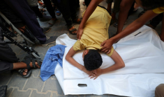Un garçon palestinien pleure sur la dépouille de son cousin Saraj Ibrahim tué après une une frappe israélienne à Nousseirat, dans le centre de la bande de Gaza, le 13 juillet 2025 ( AFP / Eyad BABA )