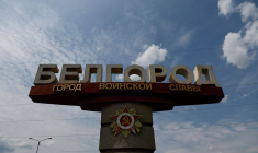 Une stèle affichant le message "Belgorod. Ville de gloire militaire"