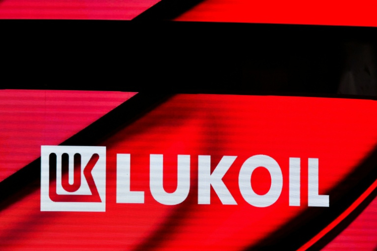 Le logo du géant pétrolier russe Lukoil à Saint-Pétersbourg, le 19 juin 2025 ( AFP / Olga MALTSEVA )