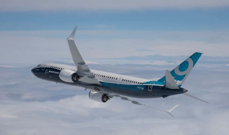 Le 737 MAX a été immobilisé en mars après deux accidents survenus à cinq mois d'intervalle. (crédit photo : Paul Weatherman / Boeing)