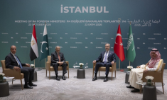 De g à d: les chefs de la diplomatie égyptienne Badr Abdelatty, pakistanaise Ishaq Dar, turc Hakan Fidan et saoudien Faiçal ben Farhan Al-Saoud réunis à Istanbul, le 23 octobre 2026 ( AFP / Yasin AKGUL )