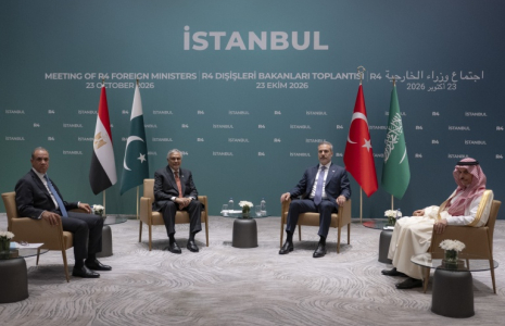 De g à d: les chefs de la diplomatie égyptienne Badr Abdelatty, pakistanaise Ishaq Dar, turc Hakan Fidan et saoudien Faiçal ben Farhan Al-Saoud réunis à Istanbul, le 23 octobre 2026 ( AFP / Yasin AKGUL )