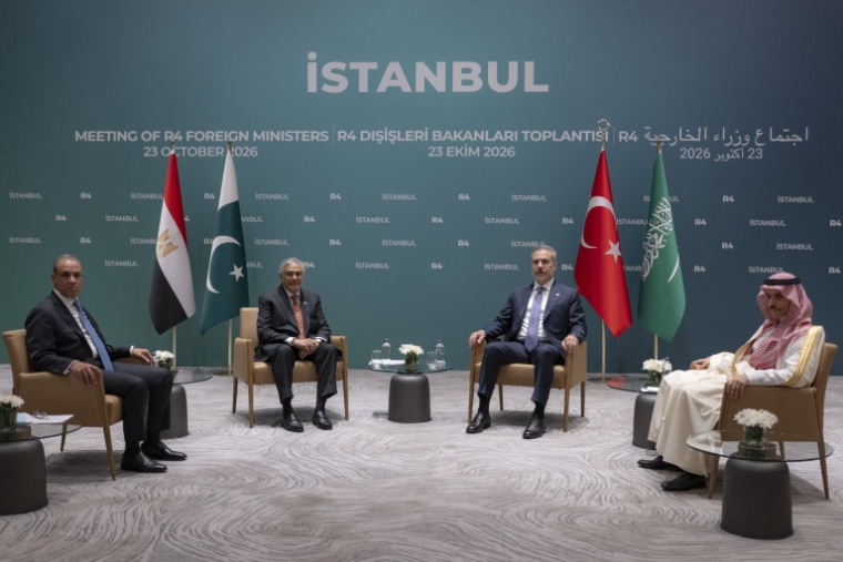 De g à d: les chefs de la diplomatie égyptienne Badr Abdelatty, pakistanaise Ishaq Dar, turc Hakan Fidan et saoudien Faiçal ben Farhan Al-Saoud réunis à Istanbul, le 23 octobre 2026 ( AFP / Yasin AKGUL )