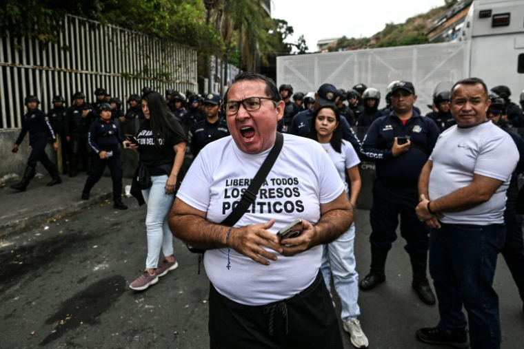 Des proches de prisonniers politiques manifestent devant la prison de l'Hélicoïde à Caracas, le 3 juin 2026 ( AFP / Juan BARRETO )