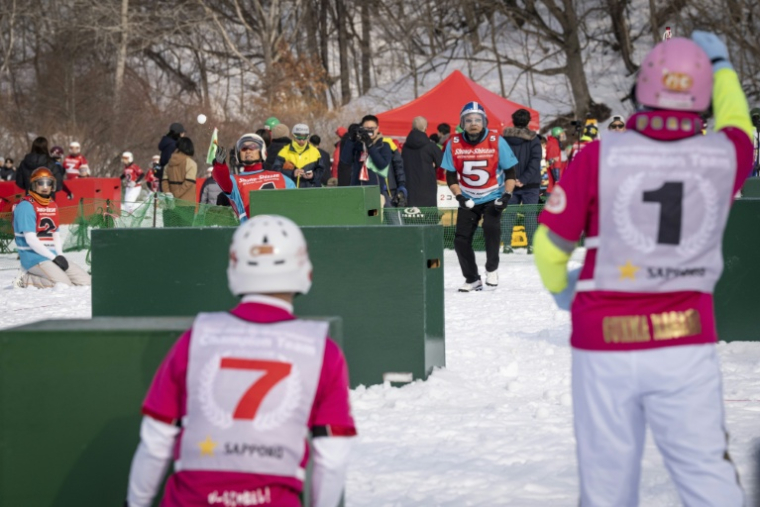 Des joueurs lors d'une partie de "yukigassen" à Sobetsu, sur l'île septentrionale japonaise d'Hokkaido, le 21 février 2026 ( AFP / Yuichi YAMAZAKI )