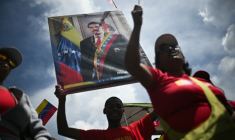 Un homme tient un portrait du président vénézuélien Nicolas Maduro, le 23 septembre 2025 à Caracas ( AFP / Federico PARRA )
