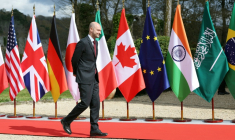 Le ministre français des Affaires étrangères Jean-Noël Barrot arrive pour une réunion du Groupe G7 à l'abbaye de Vaux-de-Cernay, à Cernay-la-Ville, près de Paris, le 26 mars 2026 ( AFP / Alain JOCARD )