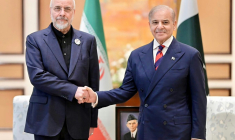 Ghalibaf (L), here shaking hands with Pakistan's Prime Minister Shehbaz Sharif (R) is a key figure in the talks ( Pakistan Prime Minister's Office / - )