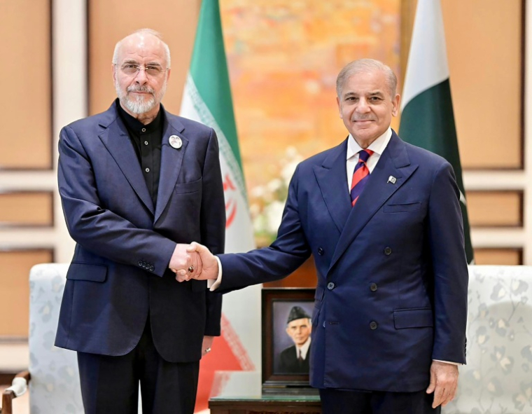 Ghalibaf (L), here shaking hands with Pakistan's Prime Minister Shehbaz Sharif (R) is a key figure in the talks ( Pakistan Prime Minister's Office / - )