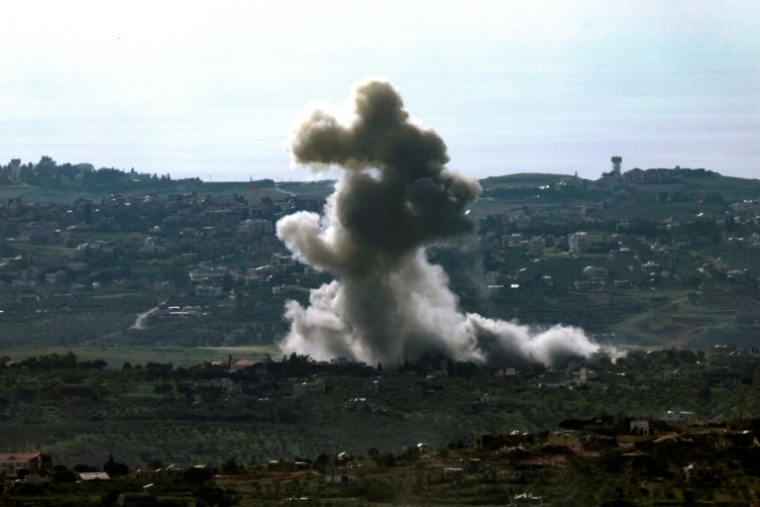 Des volutes de fumée s'élèvent dans le sud du Liban après des frappes israéliennes, le 27 avril 2026 ( AFP / Jalaa MAREY )