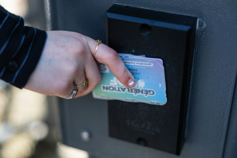 Une élève présente son badge pour passer par un tourniquet de sécurité à l'entrée du lycée Montebello à Lille, le 25 avril 2025 dans le Nord ( AFP / Sameer Al-DOUMY )