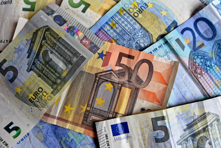 La Première ministre veut pousser les entreprises à faire des économies. Illustration (Mabel Amber / Pixabay)