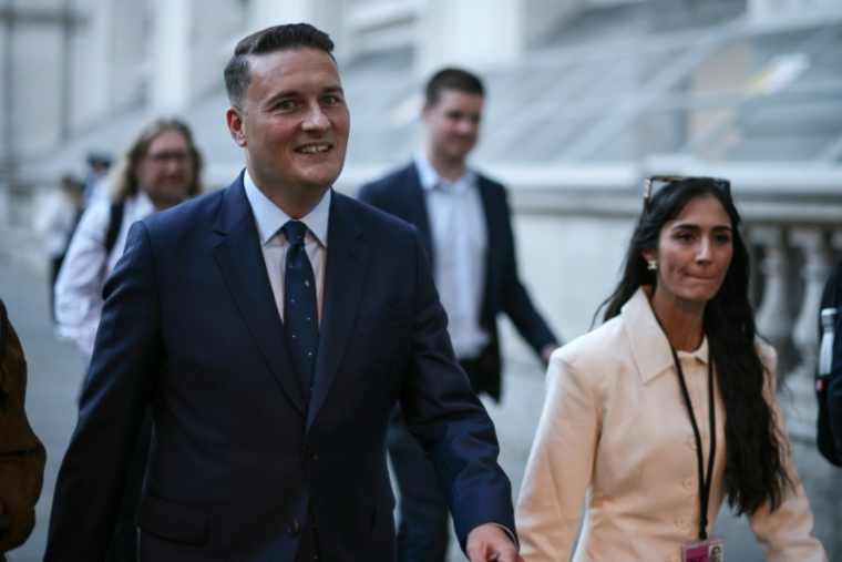 L'ancien ministre britannique de la Santé Wes Streeting (g), arrive à Downing Street, à Londres, le 20 juillet 2026 ( AFP / Henry NICHOLLS )