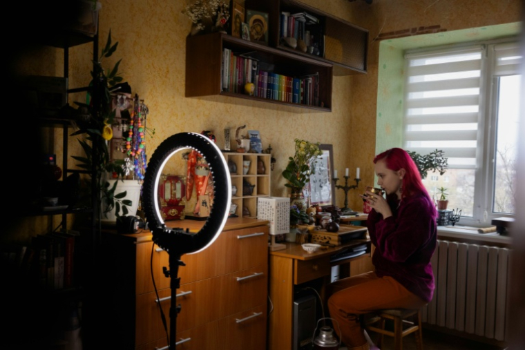 Vladislava Simonova dans son appartement de Poltava, le 19 avril 2026   ( AFP / Tetiana DZHAFAROVA )
