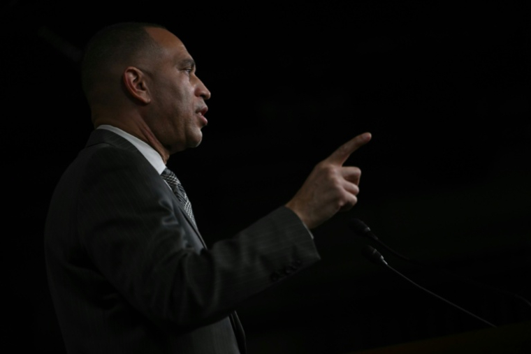 Le chef de la minorité démocrate à la Chambre américaine des représentants, Hakeem Jeffries, donne une conférence de presse au Capitole de Washington, le 2 février 2026 ( AFP / ANDREW CABALLERO-REYNOLDS )