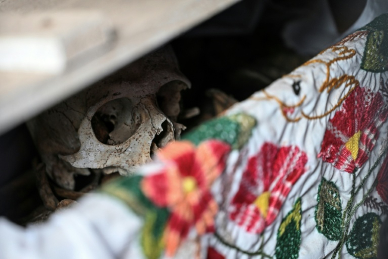 Les restes d'une personne dans un ossuaire avant un nettoyage pour les célébrations du Jour des Morts au cimetière de Pomuch, dans l'État de Campeche, au Mexique, le 18 octobre 2025 ( AFP / Yuri CORTEZ )
