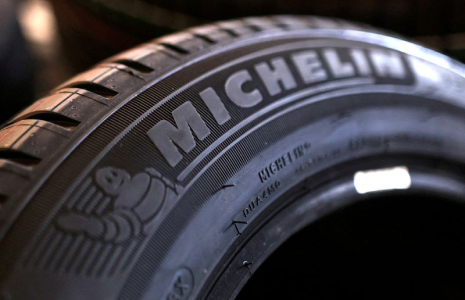 Un pneu Michelin est visible dans un magasin à Zenica