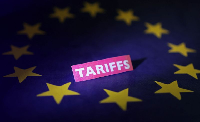 Illustration montrant le drapeau de l'Union européenne et l'étiquette "droits de douane"