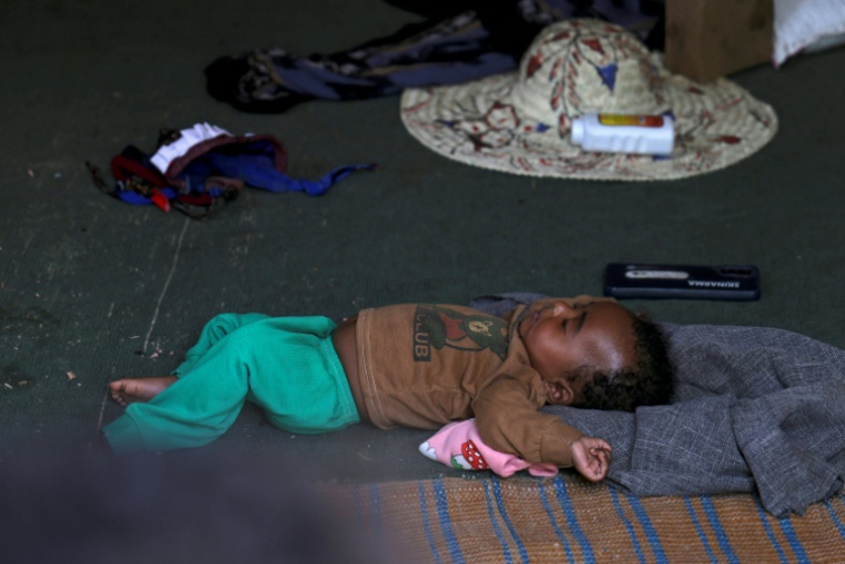 Un petit-fils de Saeedah Mohammed, déplacée avec sa famille dans le camp d'Al-Manij, dans le sud-ouest du Yémen, dort dans la tente familiale de fortune, le 21 mai 2026 ( AFP / Ahmed al-Basha )