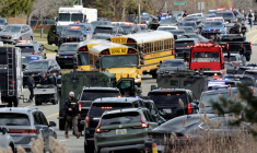 Des membres des forces de l'ordre sur les lieux d'une fusillade, devant la synagogue Temple Israel, à West Bloomfield, le 12 mars 2026 dans le Michigan  ( AFP / JEFF KOWALSKY )