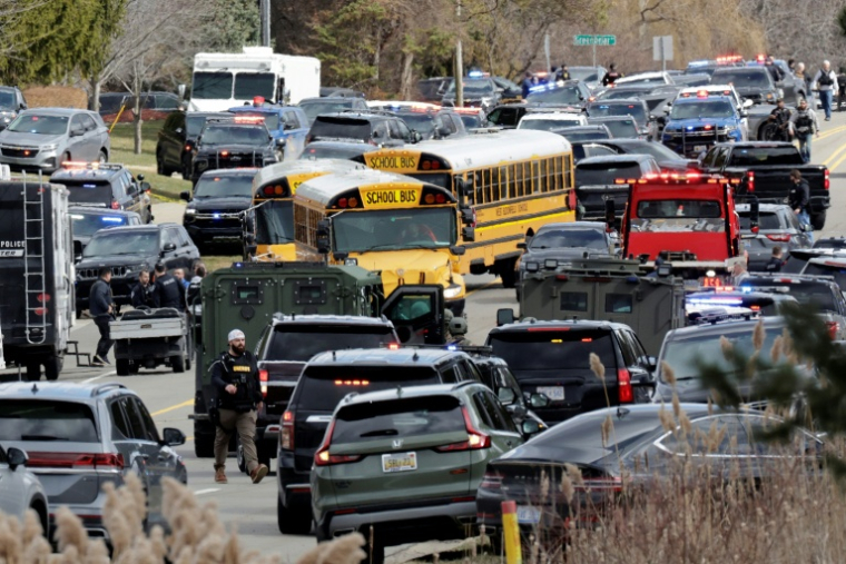 Des membres des forces de l'ordre sur les lieux d'une fusillade, devant la synagogue Temple Israel, à West Bloomfield, le 12 mars 2026 dans le Michigan  ( AFP / JEFF KOWALSKY )