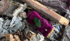 Des Gazaouis inspectent les dégâts après une frappe israélienne sur Gaza-ville