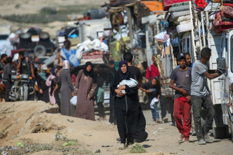 Des Palestiniens se déplacent avec leurs affaires vers le sud de la bande de Gaza sur une route côtière dans la zone du camp de réfugiés de Nousseirat après de nouveaux ordres d'évacuation israéliens pour la ville de Gaza le 14 septembre 2025 ( AFP / Eyad BABA )