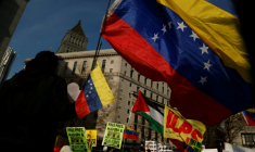 Des partisans du président vénézuélien déchu Nicolas Maduro manifestent devant le tribunal de New York, où il doit comparaître, le 26 mars 2026  ( AFP / John Lamparski )
