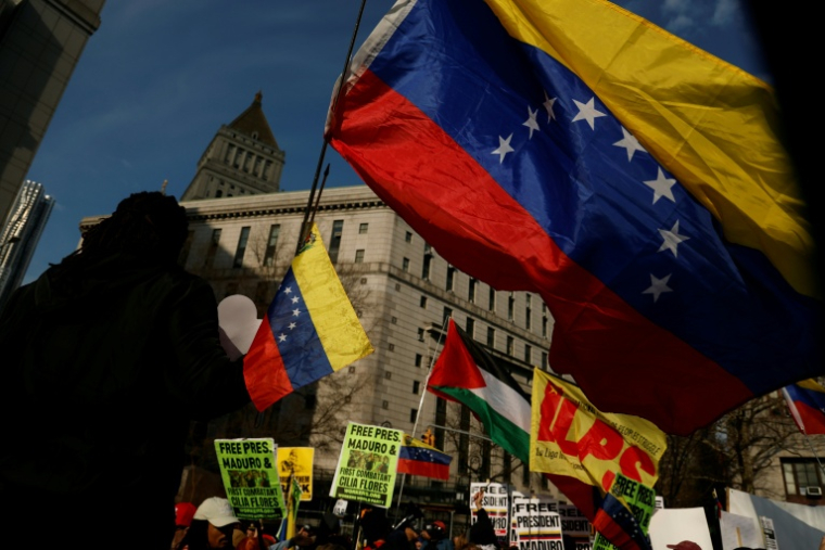 Des partisans du président vénézuélien déchu Nicolas Maduro manifestent devant le tribunal de New York, où il doit comparaître, le 26 mars 2026  ( AFP / John Lamparski )