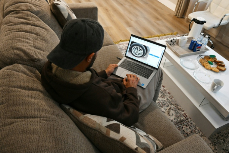 Khan (prénom d'emprunt), un Afghan détenteur d'une carte de résident permanent, chez lui à Anaheim, en Californie, le 8 décembre 2025 ( AFP / Robyn Beck )