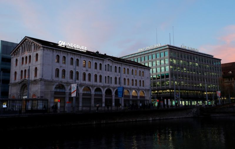 Les banques Crédit Agricole Indosuez et BNP Paribas sont photographiées dans le quartier financier "Quartier des Banques" à Genève