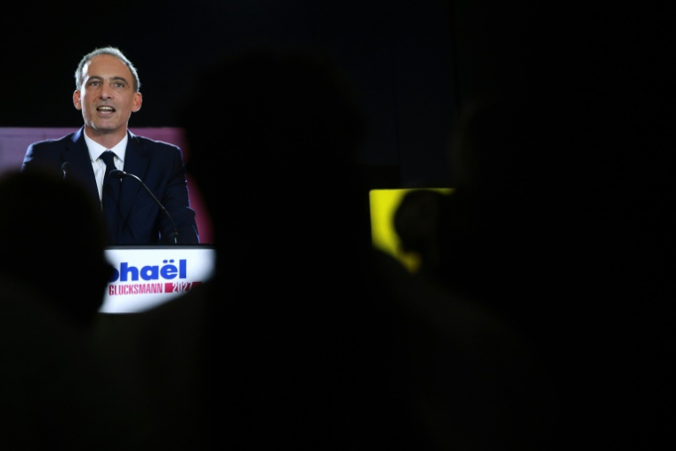 Raphaël Glucksmann prononce un discours après l'annonce de sa victoire à la primaire de la gauche sociale-démocrate, le 11 octobre 2026 à Paris ( AFP / ROMAIN PERROCHEAU )