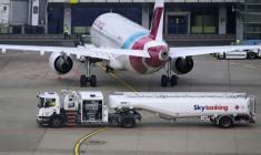 Du carburant pour avion est transporté par camion-citerne à l'aéroport de Düsseldorf, dans l'ouest de l'Allemagne, le 21 mai 2026 ( AFP / Ina FASSBENDER )