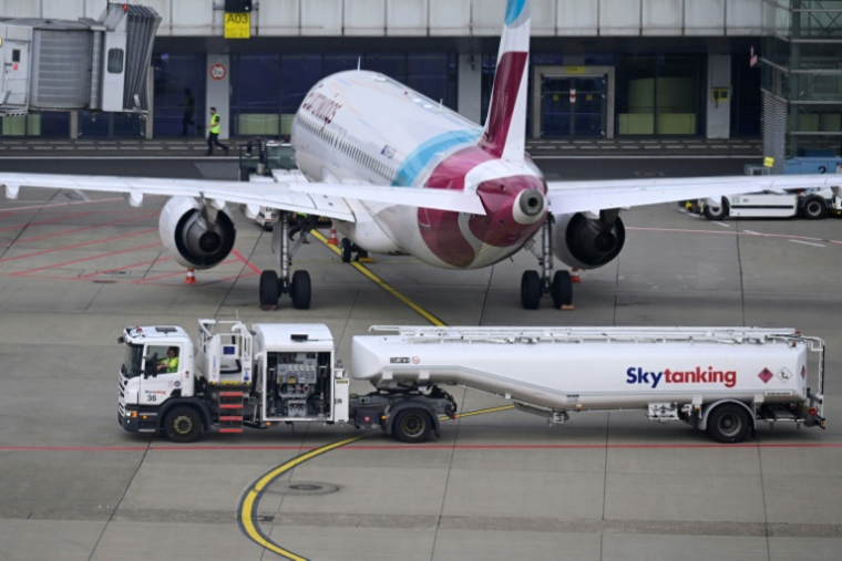 Du carburant pour avion est transporté par camion-citerne à l'aéroport de Düsseldorf, dans l'ouest de l'Allemagne, le 21 mai 2026 ( AFP / Ina FASSBENDER )