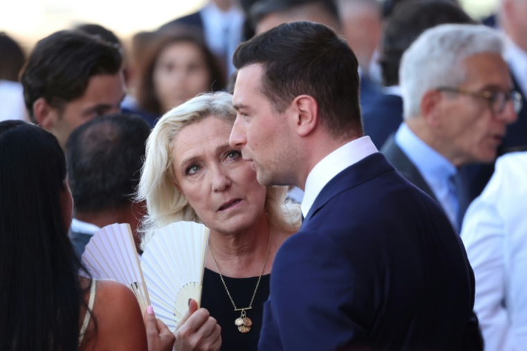 Marine Le Pen et Jordan Bardella côte à côte avant une cérémonie pour marquer le 10e anniversaire de l'attentat de Nice, le 14 juillet 2026 à Nice ( AFP / Valery HACHE )