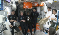 Image tirée d'une diffusion de NASA+, le 26 juin 2025, montrant l'équipage de la mission Axiom 4 à l'intérieur du module Harmony de la Station spatiale internationale (ISS) peu après l'amarrage du vaisseau spatial SpaceX Dragon Crew ( NASA+ / HANDOUT )