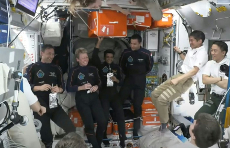 Image tirée d'une diffusion de NASA+, le 26 juin 2025, montrant l'équipage de la mission Axiom 4 à l'intérieur du module Harmony de la Station spatiale internationale (ISS) peu après l'amarrage du vaisseau spatial SpaceX Dragon Crew ( NASA+ / HANDOUT )