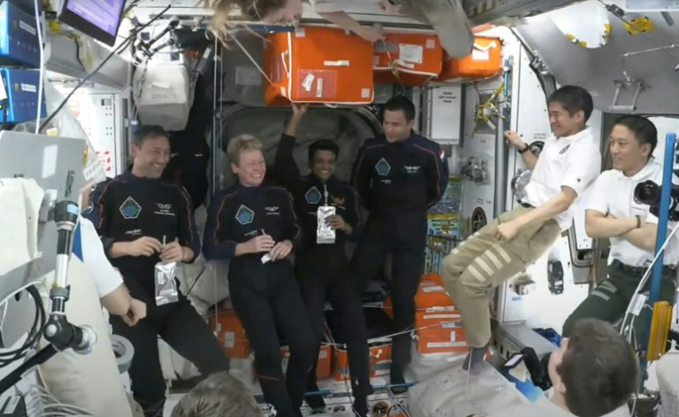 Image tirée d'une diffusion de NASA+, le 26 juin 2025, montrant l'équipage de la mission Axiom 4 à l'intérieur du module Harmony de la Station spatiale internationale (ISS) peu après l'amarrage du vaisseau spatial SpaceX Dragon Crew ( NASA+ / HANDOUT )