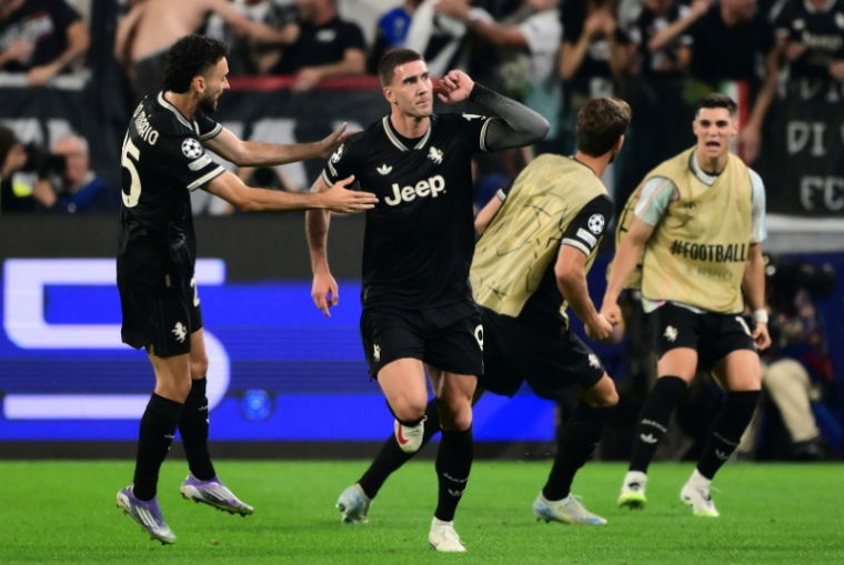 L'attaquant de la Juventus Dusan Vlahovic (au centre) lors du match nul contre Dortmund, à Turin le 15 septembre 2025 en Ligue des champions ( AFP / Marco BERTORELLO )