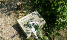 Le tronc troncçonné de l'olivier (en haut, g) planté au mémorial en hommage à Ilan Halimi à Epinay-sur-Seine le 15 août 2025, en Seine-Saint-Denis ( AFP / Dimitar DILKOFF )