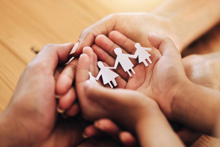 Donation entre membres de la famille : faut-il un notaire ? / iStock.com - Jacob Wackerhausen