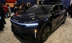 Uber, le constructeur électrique de luxe Lucid et la start-up Nuro dévoilent le 5 janvier 2026 à Las Vegas leur futur robotaxi ( AFP / Patrick T. Fallon )
