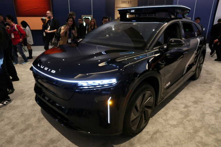 Uber, le constructeur électrique de luxe Lucid et la start-up Nuro dévoilent le 5 janvier 2026 à Las Vegas leur futur robotaxi ( AFP / Patrick T. Fallon )