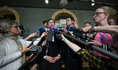 Les avocats de Joël Le Scouarnec, Maxiqume Tessier (c,g) et Thibaut Kurzawa (c,d) répondent aux questions des journalistes après la condamnation de l'ex-chirurgien pédocriminel  à 20 ans de réclusion, le 28 mai 2025 à Vannes, dans le Morbihan ( AFP / Damien Meyer )
