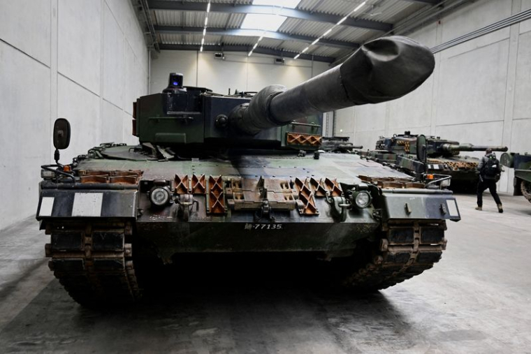 Vue d'un char Leopard 2 sur une ligne de production à Unterluess