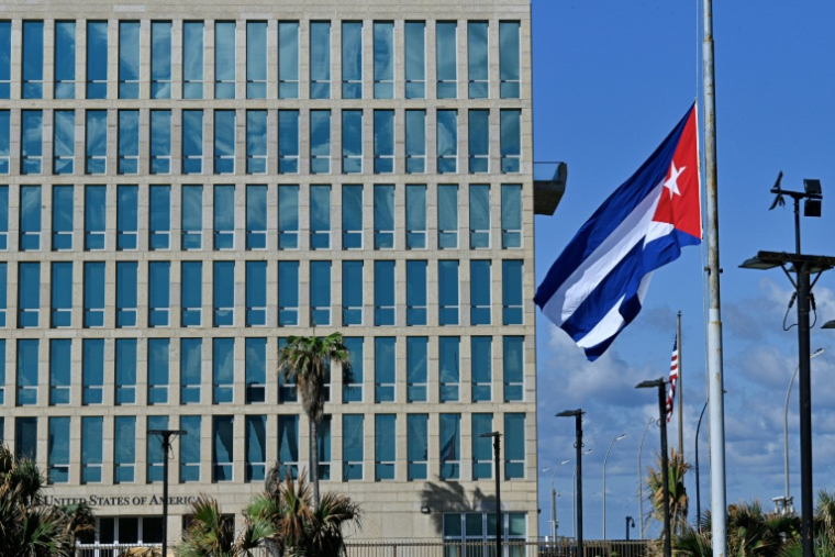 Le drapeau national cubain flotte en berne devant l’ambassade des États-Unis à La Havane, le 5 janvier 2026, après la mort de 32 Cubains lors de l’attaque américaine contre Caracas qui a abouti à la capture du président vénézuélien Nicolas Maduro ( AFP / Adalberto ROQUE )