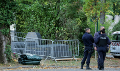 Des policiers près de la tombe de l'ancien ministre de la Justice, Robert Badinter, vandalisée quelques heures avant son transfert au Panthéon, au cimetière de Bagneux, près de Paris, le 9 octobre 2025 ( AFP / Thomas SAMSON )