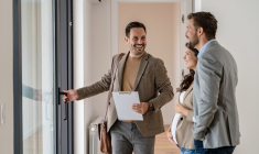 Fournir des garanties de financement solide dès les premières visites aide à se démarquer pour un achat immobilier (Crédits: Adobe Stock)