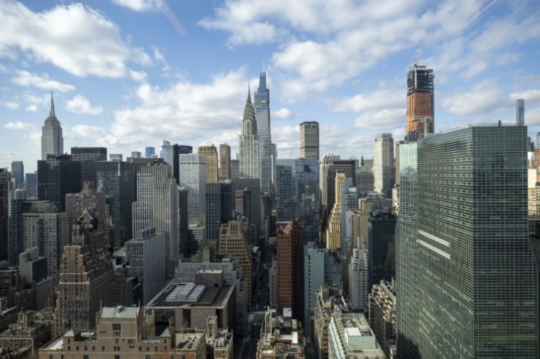 L'Empire State Building (gauche), le Chrysler Building devant la tour One Vanderbilt, et la tour JPMorgan en construction (droite), le 11 janvier 2024 ( AFP / ANGELA WEISS )